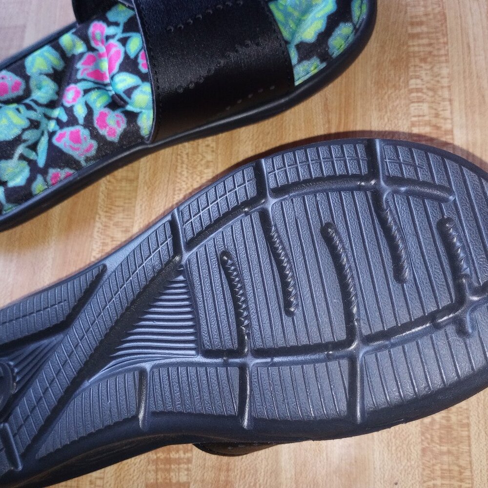 Under Armour Kids Sz 4 slides